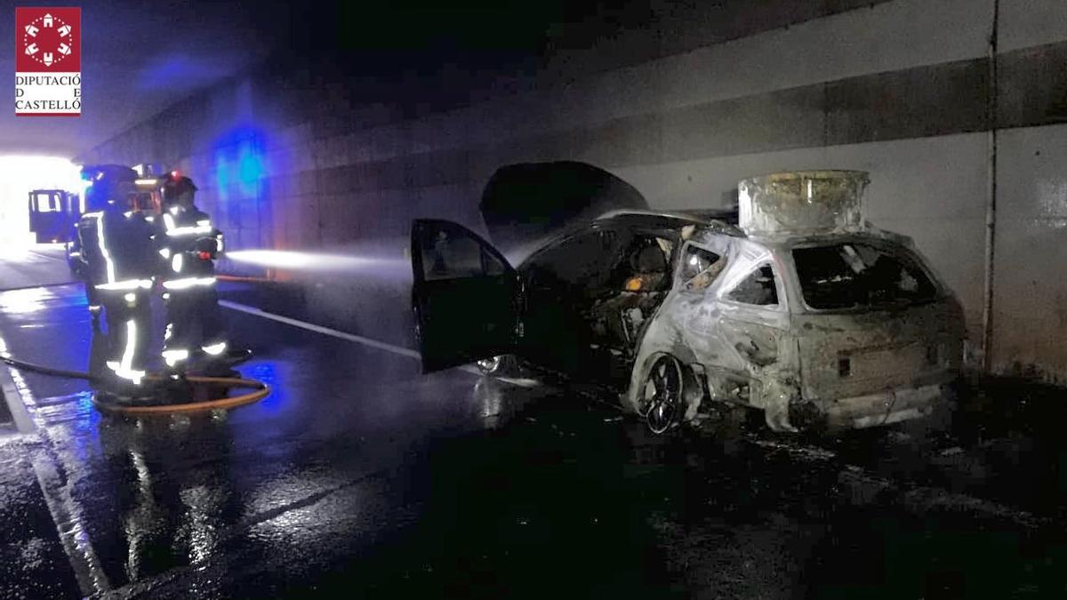 Los bomberos apagaron las llamas del vehículo, que quedó calcinado.