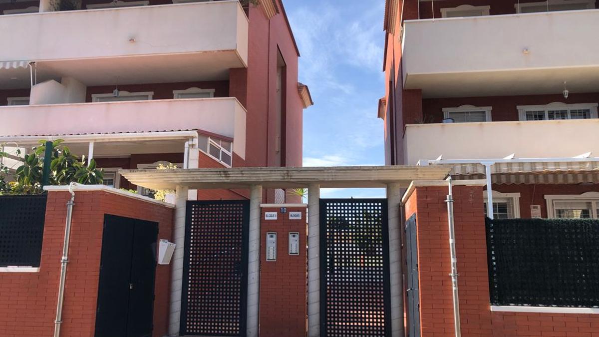 Fachada del lugar en cuyo garaje fue hallado el cadáver.
