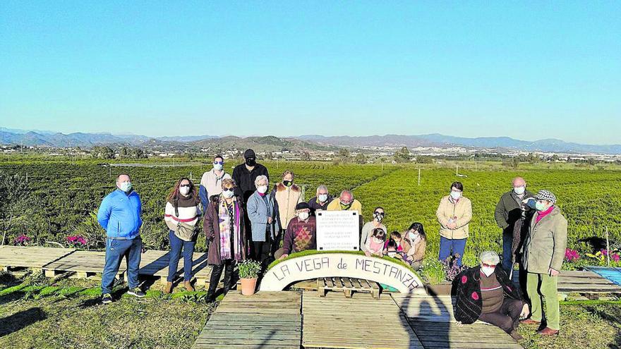 Los vecinos la semana pasada, frente a la Vega de Mestanza, en su mayoría en el término municipal de Málaga, donde está proyectada la nueva depuradora.