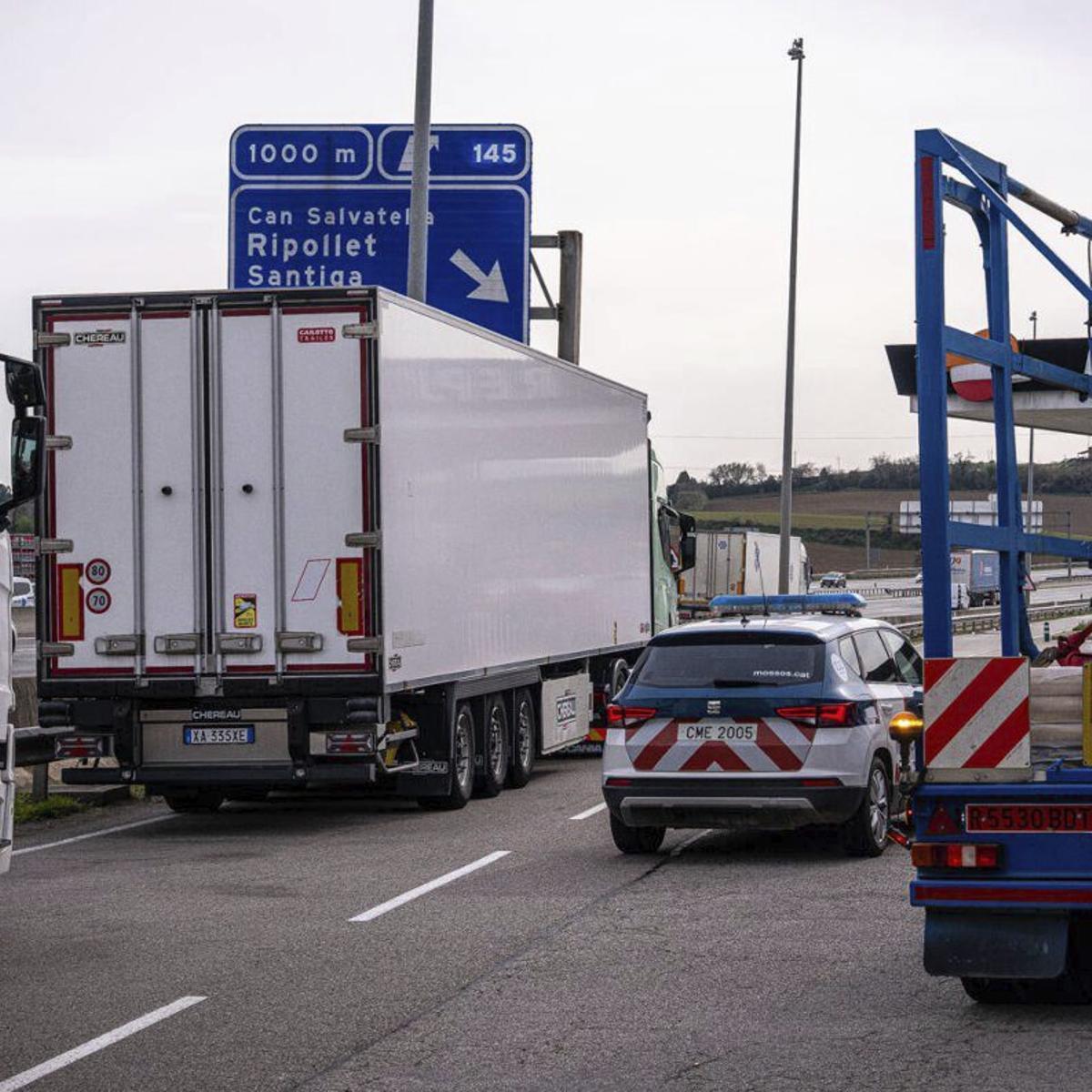 Un vehicle dels Mossos dedicat a la vigilància del trànsit circula al costat de diversos camions per l’AP-7. | MANU MITRU