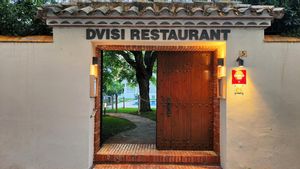 La entrada principal del restaurante Dvisi.