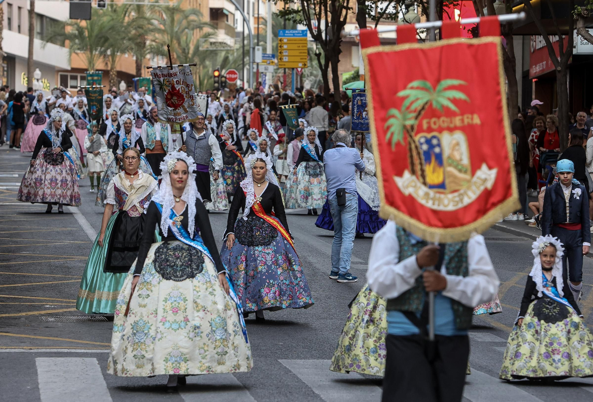 Resumen de los actos de inicio de las Hogueras 2024 ( Mascletà, Pasodoble, Homenaje Foguerers y Barraquers, desfile del Pregón y Pregón oficial )