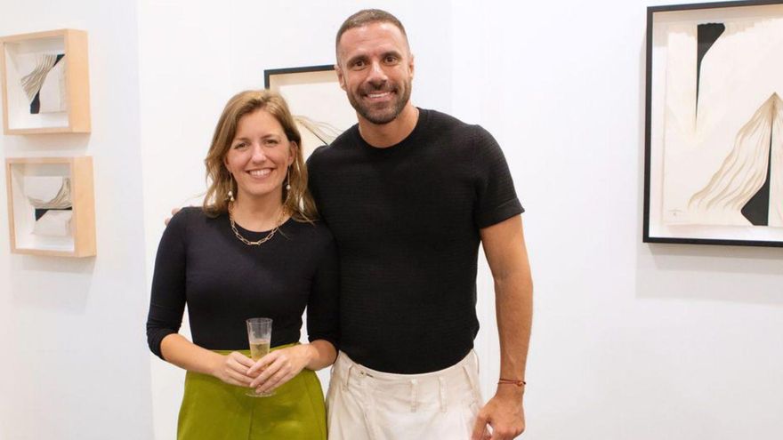 Carlota Pino y "VictoRuiz", junto a algunas obras del artista. | A. W.