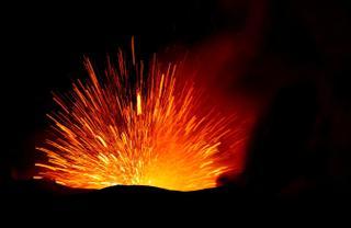 El volcán de La Palma se resiste y ofrece su episodio más fuerte en un mes