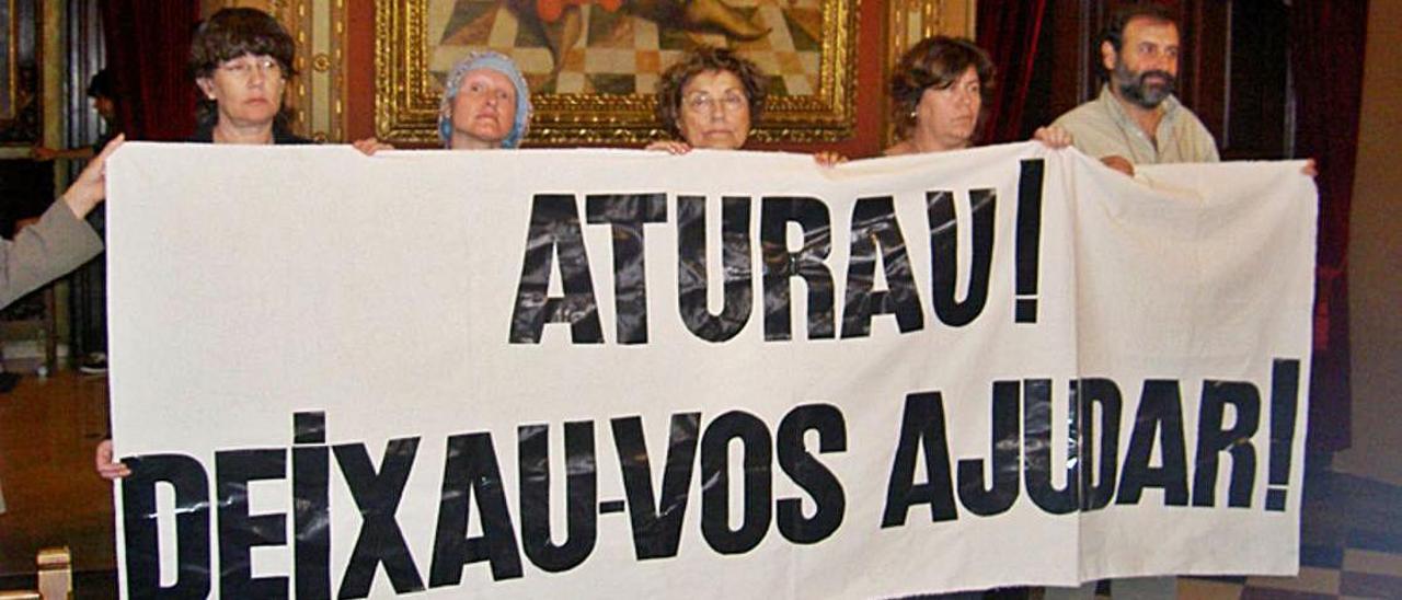 Año 2006. Campañas ciudadanas piden cambio de actitud a Cort.