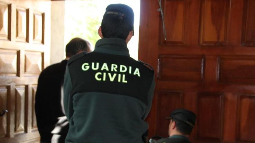 Dos guardias civiles acceden a una de las iglesias robadas