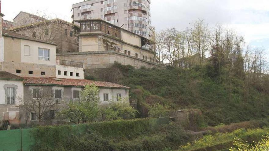 La parte trasera del edificio de la antigua cárcel, paradigma del abandono de la zona. // Iñaki Osorio