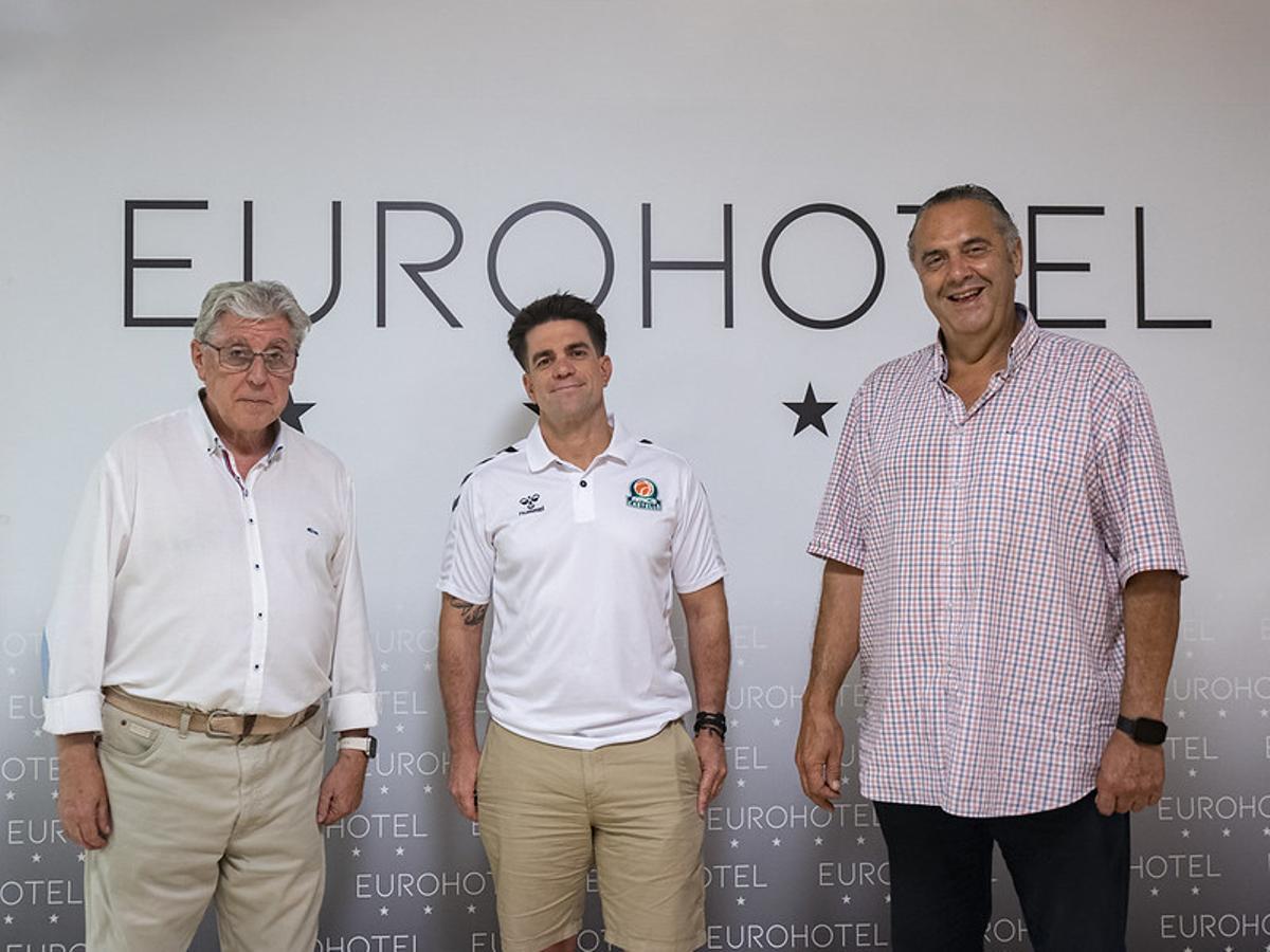 Luis García en la presentación de José Luis Pichel.