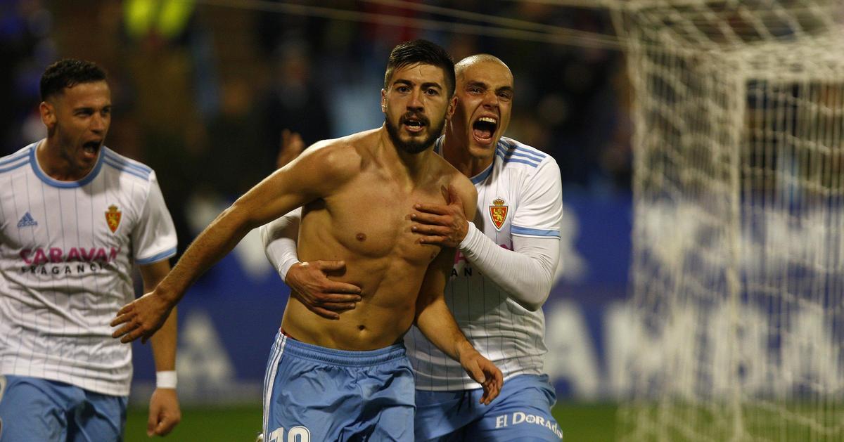 Papu, con Pombo tras marcar al Extremadura en la 18-19.