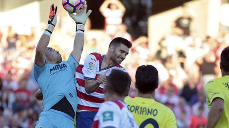 El meta del Villarreal, Asenjo, se hace con un balón en el área.