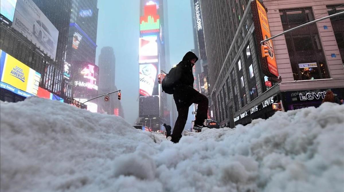 Un hombre anda por la nieve en la ciudad de Nueva York este martes tras la gran tormenta de invierno. 