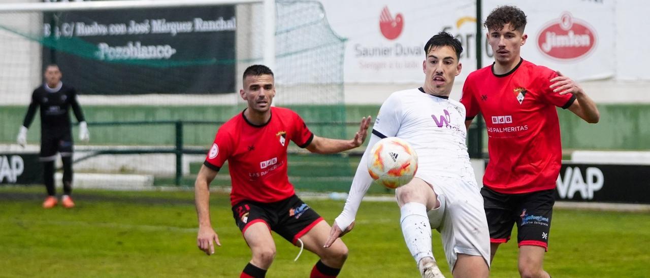 Lance del pasado choque entre el CD Pozoblanco y el Ayamonte, en el Municipal.