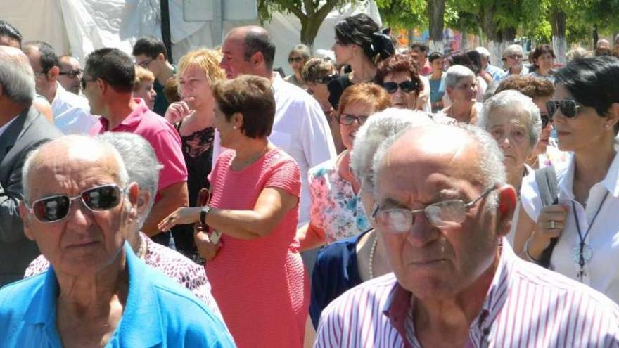 Diversos momentos de la procesión con la imagen de santa María Magdalena por las calles de Moraleja.