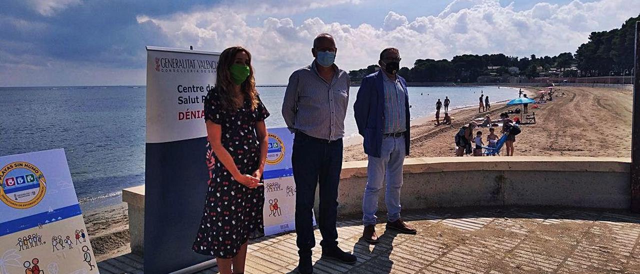 Isaura Navarro, Vicent Grimalt y Eugeni de Manuel, ayer, en la playa de Dénia ya libre de humos.