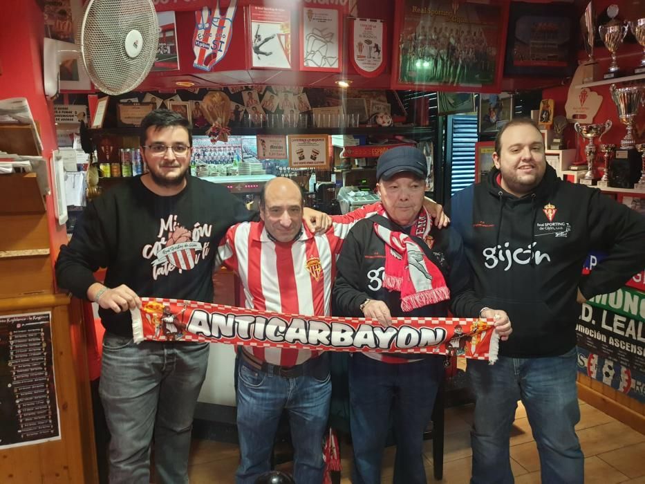 Aficionados del Sporting en la previa del partido.