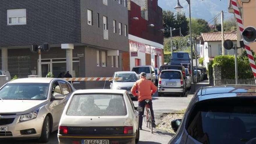 Atasco en la zona del Juzgado llanisco por la avería de las barreras del tren