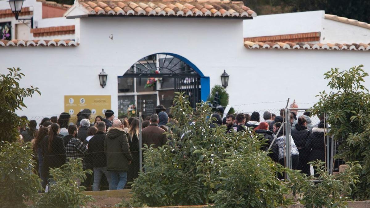 Un momento el entierro de la mujer fallecida en Valencia tras recibir un disparo en Castellón.