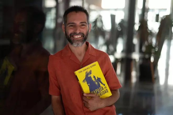 Toni Sánchez Bernal (escritor), en Zaragoza: "La vida a veces nos lleva a no ser fieles a nuestros principios"