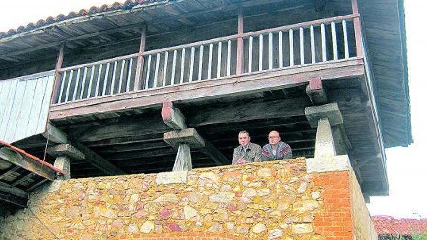 Miguel Suárez, a la derecha, junto a su hermano Jaime en la panera de la casa de Sestiello en la que montará su restaurante.