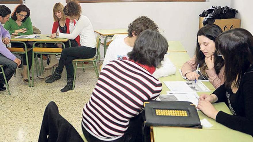 Las futuras familias de acogida en el curso de Pontevedra.  // N. Parga