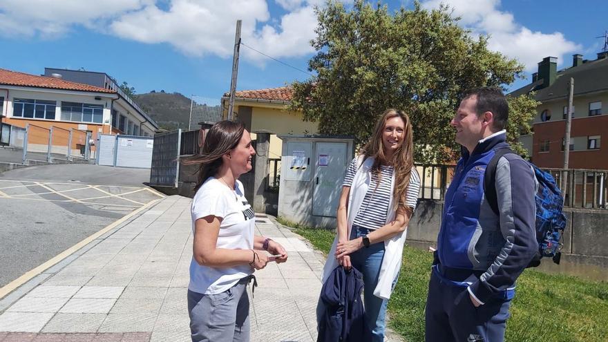 Raquel Valdés, Silvia Gómez y Ángel Castaño charlan delante del colegio de Las Campas.