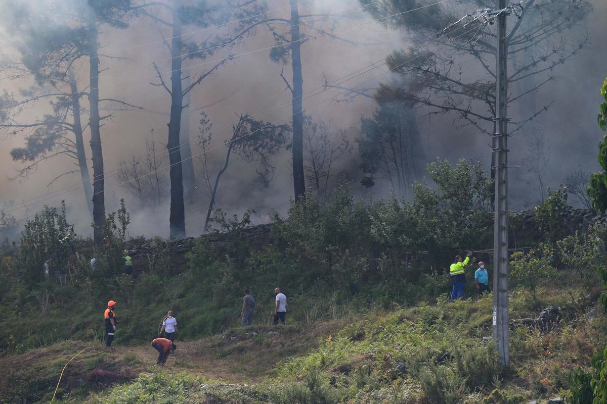 Un incendio en Corme obliga a evacuar a vecinos