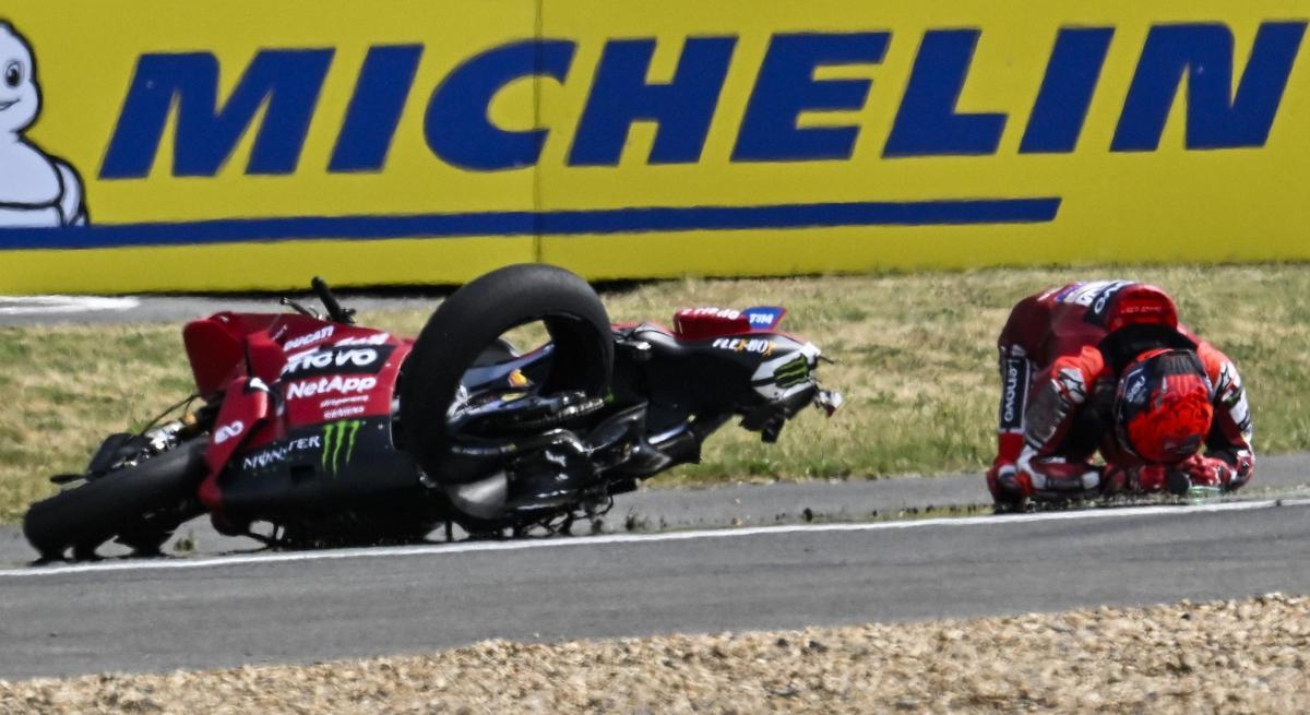 Marc Márquez (Ducati) se lamenta, en la pista de Le Mans, tras la caída sufrida el sábado.