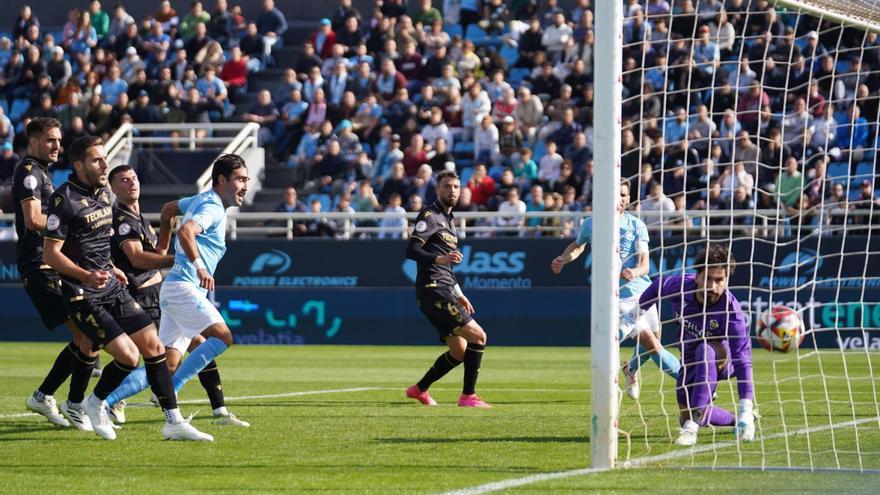 Momento del gol que le marcó Alberto Escassi al Castellón en el partido de la primera vuelta disputado en Can Misses. | M.SASTRE