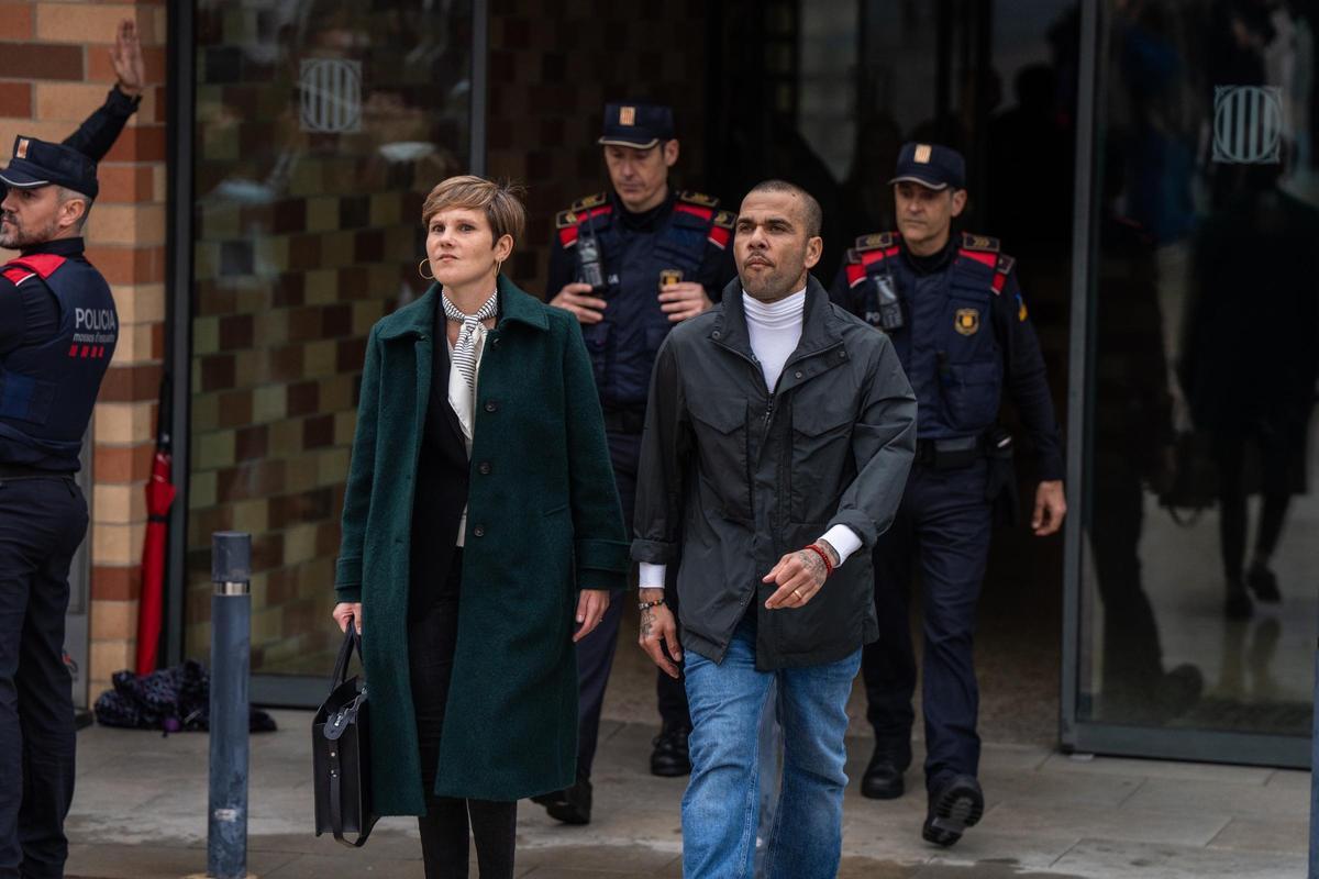 Alves sale de la cárcel después de pagar un millón de euros