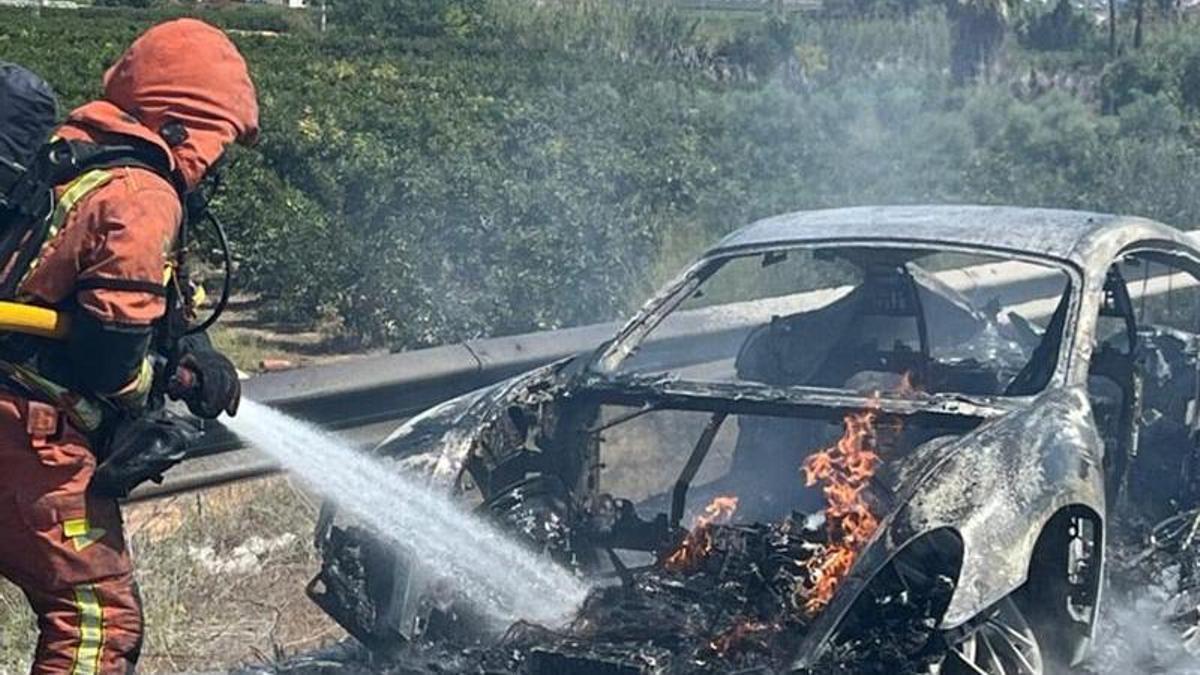 Los bomberos sofocan el fuego que destruyó el vehículo en la A-7.