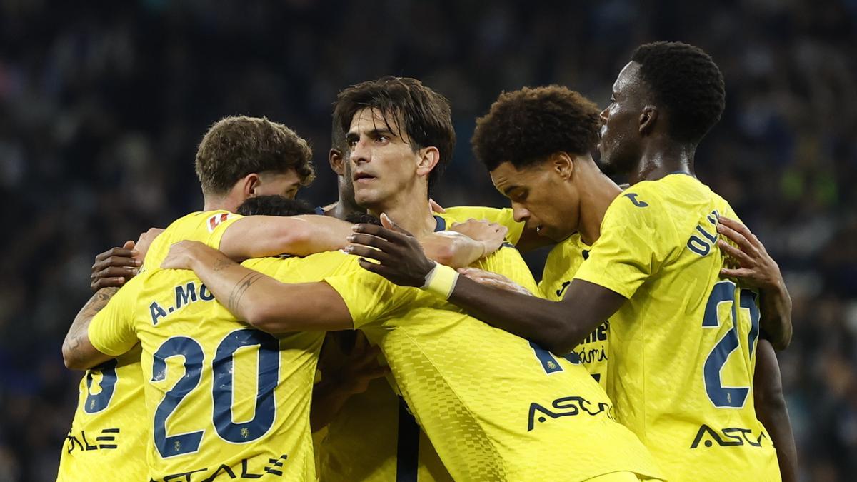 Gerard Moreno, abrazado por sus compañeros, tras el 0-1