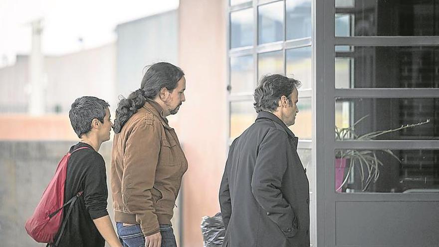 Iglesias habla con Puigdemont tras su reunión con Junqueras