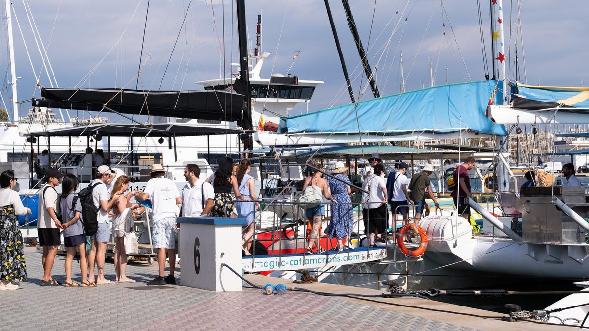 Pasajeros de un barco de excursiones turísticas suben a bordo el pasado jueves a las tres de la tarde en el Muelle de las Golondrinas de Palma