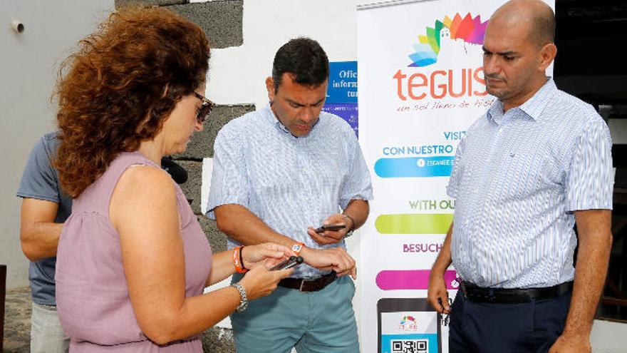 Oswaldo Betancort (centro) junto a Toni Callero, ayer, en Teguise.