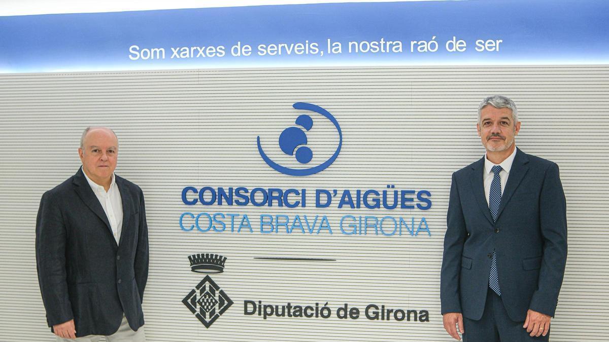 Lluís Sala (esquerra) i Jordi Aulet (dreta) a les oficines del Consorci d’Aigües Costa Brava Girona. (Foto: Miquel Millan)