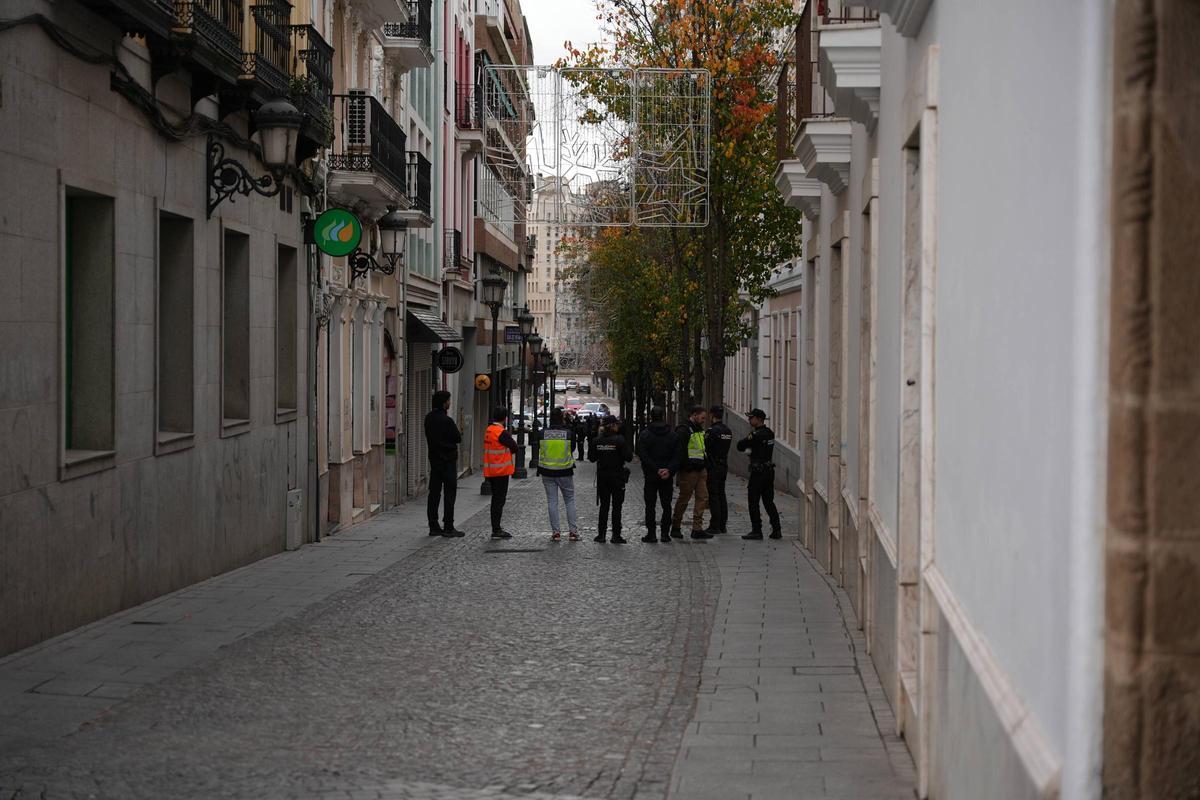 Fotogalería | Exterior del edificio de la Diputación de Badajoz, desalojado por un aviso de bomba