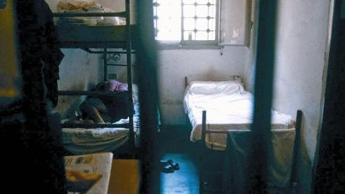 Escaso espacio 8 Interior de una celda de la cárcel de Poggioreale.