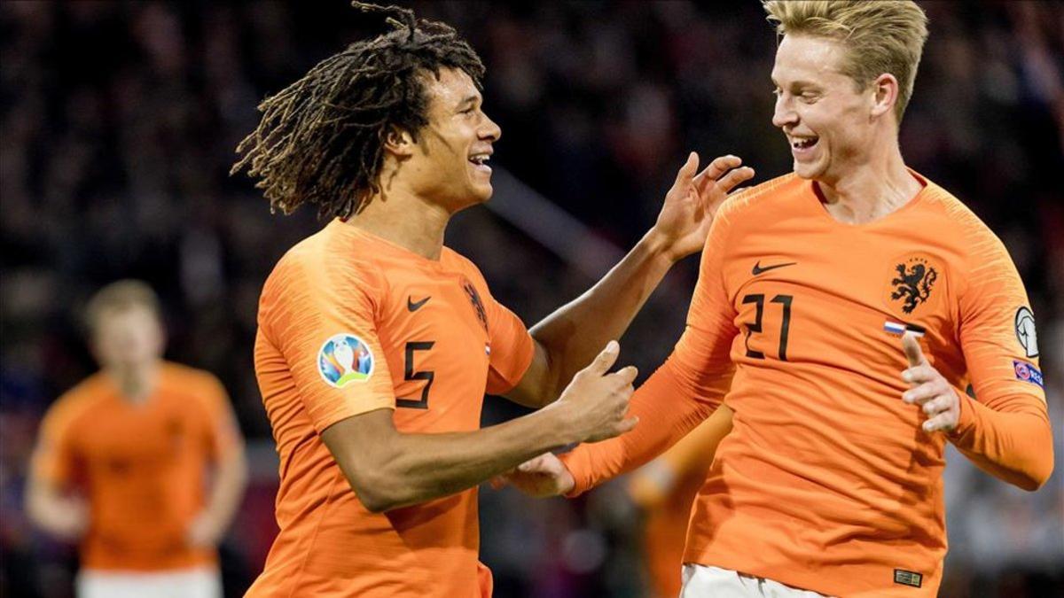 Aké es felicitado por Frenkie de Jong tras su diana.