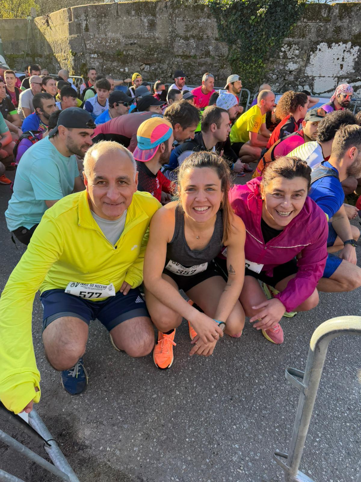 De izquierda a derecha: Daniel Benavides, Xisela Aranda y Elena Estévez, antes de tomar la salida en el "trailiño".