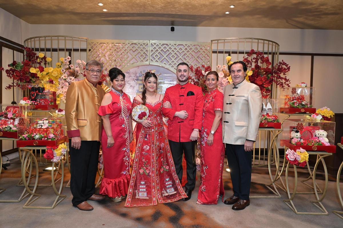 Los novios con sus padres, en la pedida