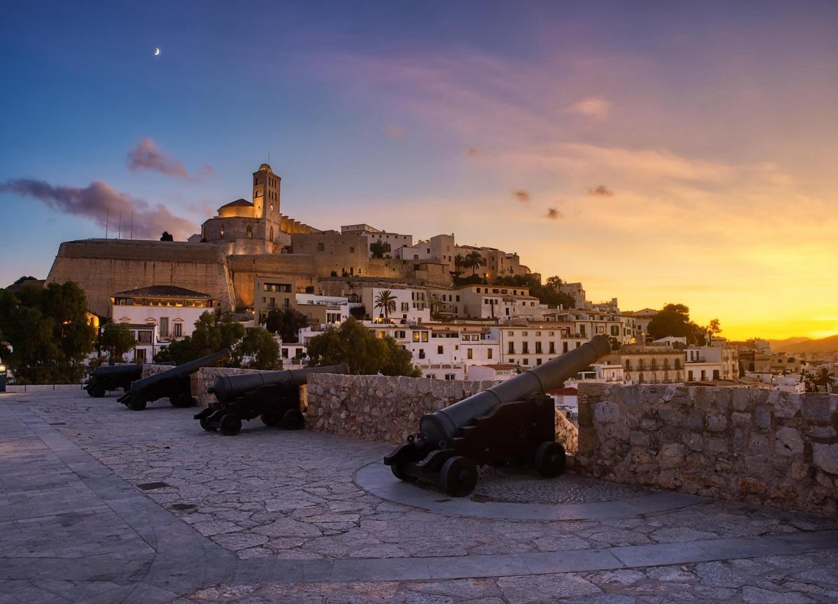 El recinto amurallado de Dalt Vila es pura magia al atardecer.