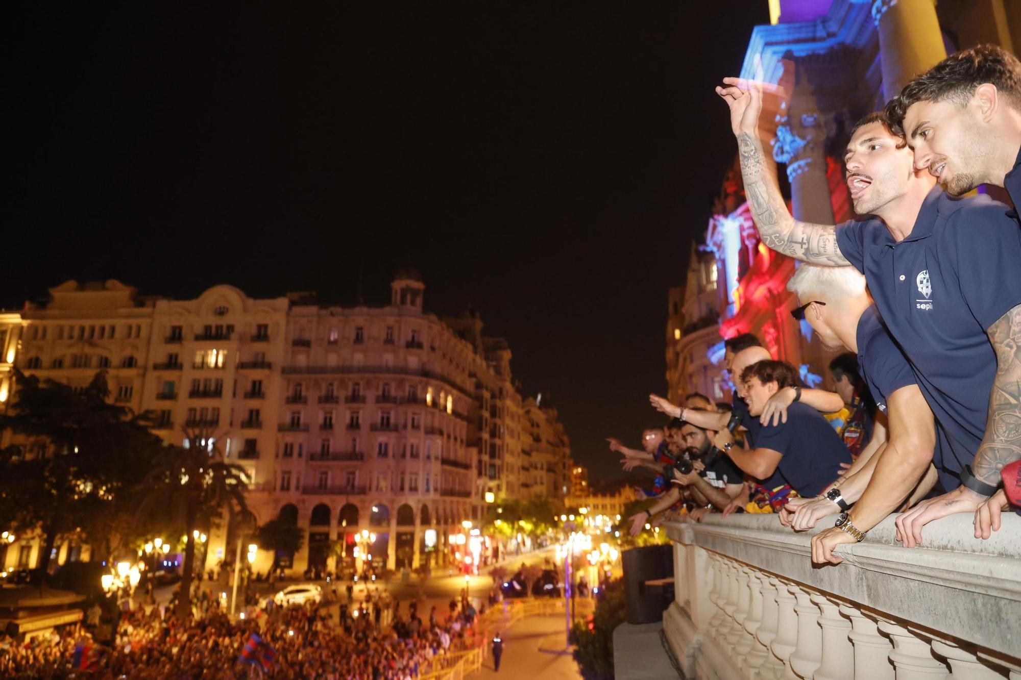Todas las fotos de la rúa del Levante UD por su ascenso a Primera División