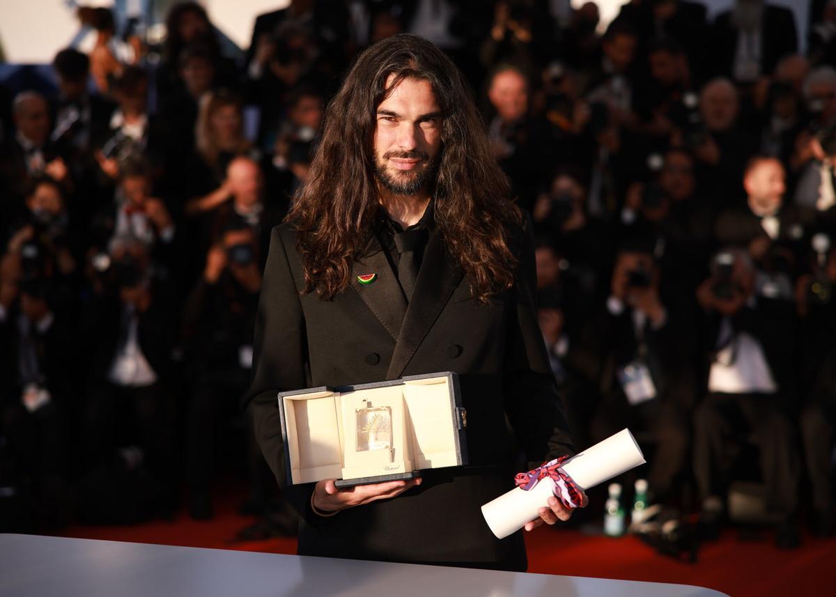 CANNES (France), 24/05/2025.- Director Oliver Laxe poses with the Jury Prize for 'Sirat' during the winners' photocall at the closing and awards ceremony of the 78th annual Cannes Film Festival, in Cannes, France, 24 May 2025. The film festival runs from 13 to 24 May 2025. (Cine, Francia) EFE/EPA/CLEMENS BILAN