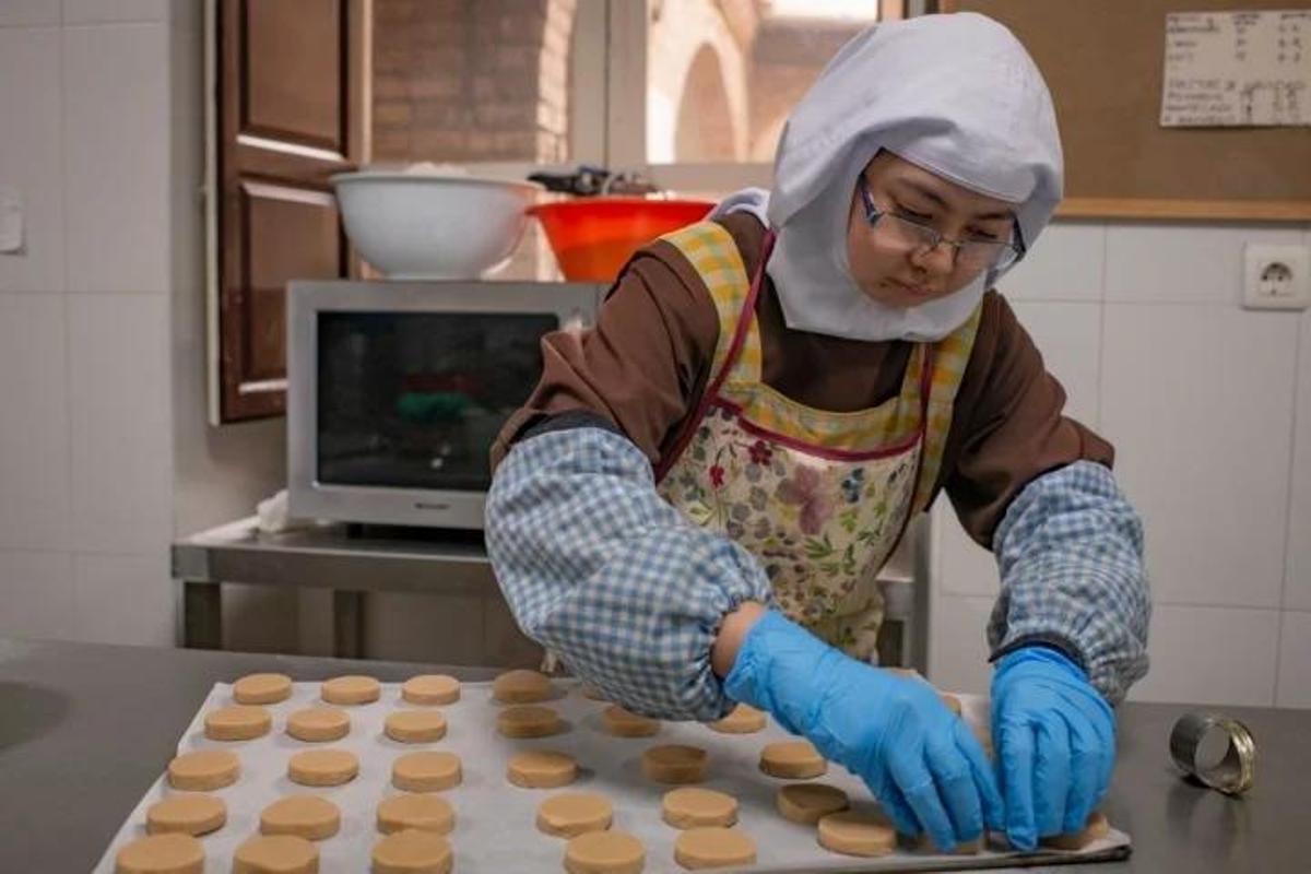 Elaborando pastas de almendra en el obrador de las Carmelitas Calzadas de Granada.