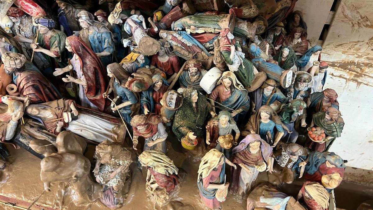 Decenas de figuras dañadas por el desbordamiento.