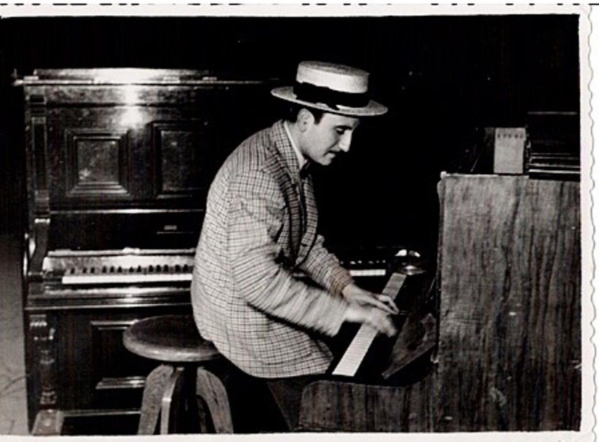 Baldomero Salabert tocant el piano al bar Novel.