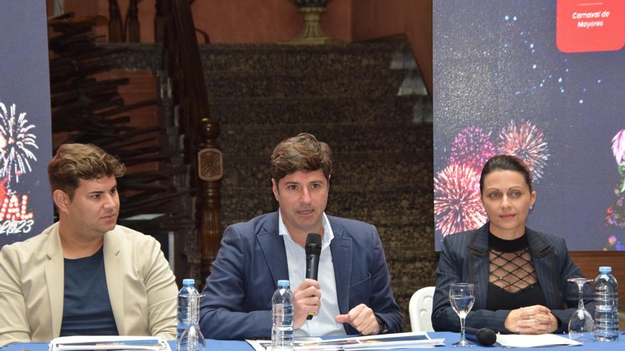 The mayor presents the program of events for the Carnival of Los Gigantes 2023