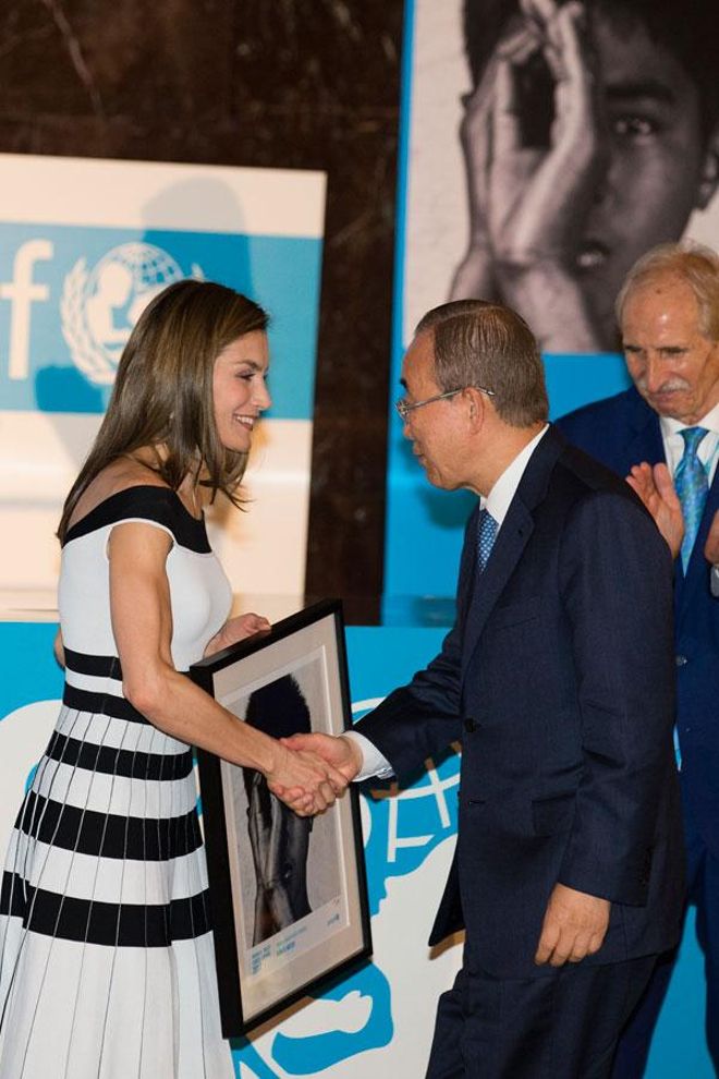 Letizia Ortiz con vestido blanco y negro con escote barco de Carolina Herrera
