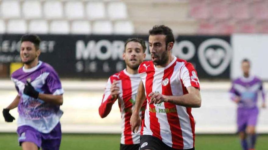 Manu Moreira avanza con el balón.