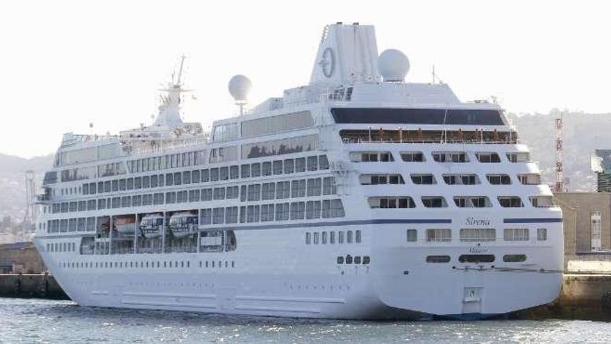 El &quot;Sirena&quot;, atracado ayer en la Estación Marítima de Vigo. // Alba Villar